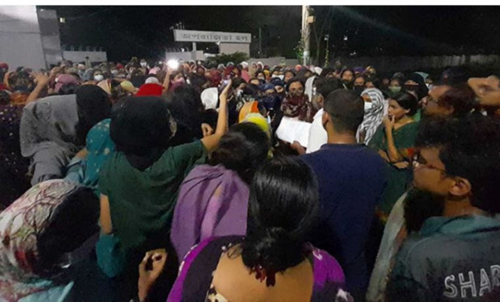 খুবির অপরাজিতা হলে শিক্ষার্থীর আত্মহত্যার চেষ্টা, রাতভর বিক্ষোভ