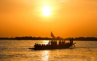 চলনবিলে নৌকায় অশ্লীলতা, নারীসহ আটক ১৫