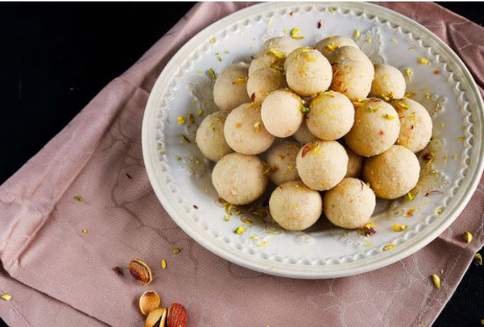 মাত্র ৫ উপকরণে নারকেলের নাড়ু  তৈরি করুন