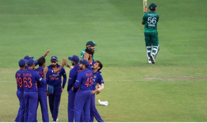 জোড়া উইকেট হারিয়েছে পাকিস্তান, দাপুটে ভারত