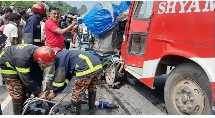 বাসের ধাক্কায় অটোরিকশার তিন যাত্রী নিহত
