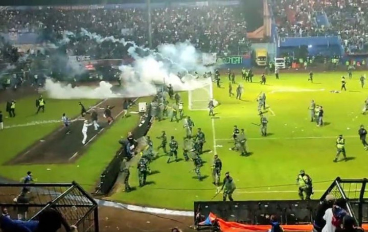 ফুটবল খেলা নিয়ে সংঘর্ষ, নিহত ১২৯