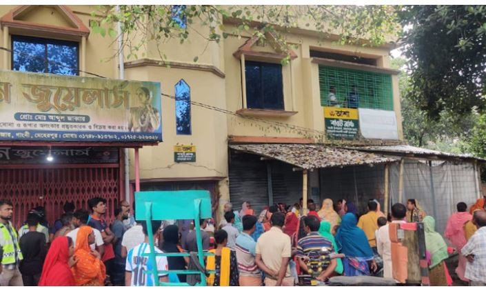 সিঁড়ি ও কক্ষে ছোপ ছোপ রক্ত, নিখোঁজ পিওন