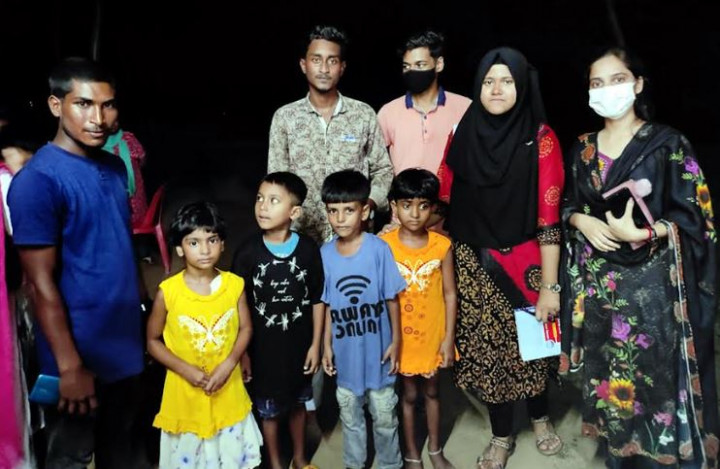 শিশুদের মাঝে পূজোর উপহার দিল আমরা করব জয় সমাজকল্যাণ সংস্থা