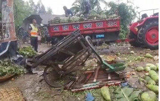 অটোরিকশাকে চাপা দিয়ে সবজির হাটে কার্ভাডভ্যান, পথচারীসহ নিহত ৪