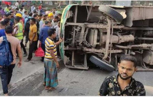 আগে যাওয়া নিয়ে রেষারেষি, বিমানবন্দর সড়কে বাস উল্টে আহত ১২