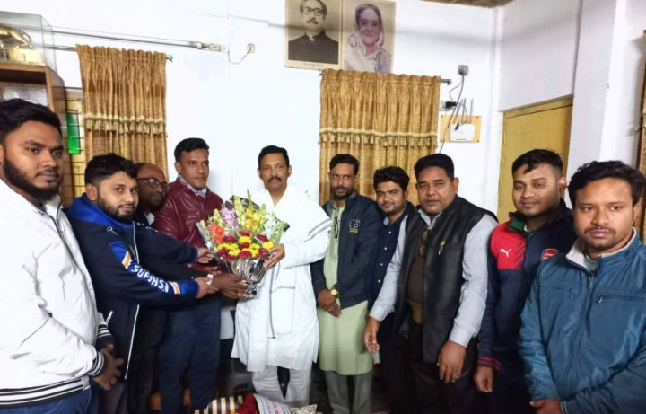 লাবু চৌধুরী এমপির সঙ্গে সালথা মডেল প্রেসক্লাবের সদস্যদের শুভেচ্ছা বিনিময়