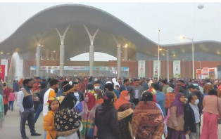 ছুটির দিনে বাণিজ্য মেলায় উপচেপড়া ভিড়