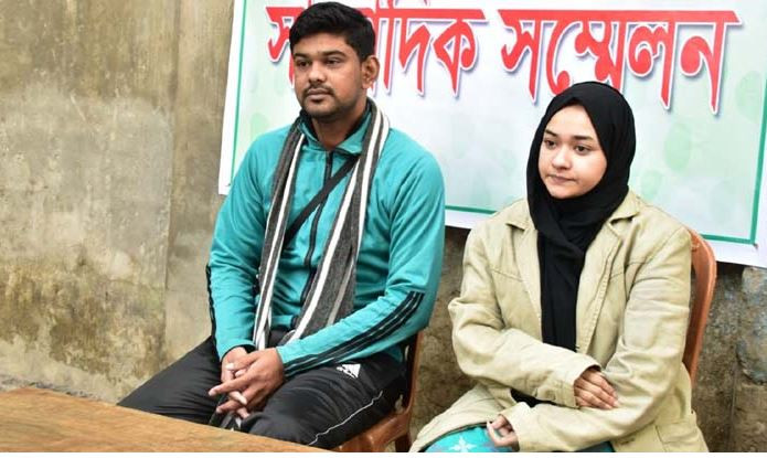 সংবাদ সম্মেলন করে বিয়ের ঘোষণা দিলেন তরুণী
