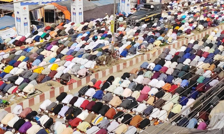 কানায় কানায় পরিপূর্ণ ইজতেমা মাঠ, সব রাস্তায় হলো জুমার নামাজ