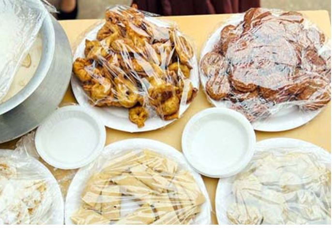 দুই টাকায় ৬ রকমের পিঠা