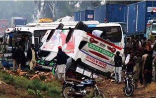 পাকিস্তানে সুড়ঙ্গ পথে বাস-ট্রাক মুখোমুখি সংঘর্ষে নিহত ১৭