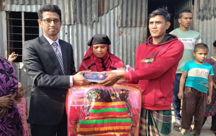 শিশুর জন্ম হলেই উপহার ও মিষ্টি নিয়ে হাজির ইউএনও