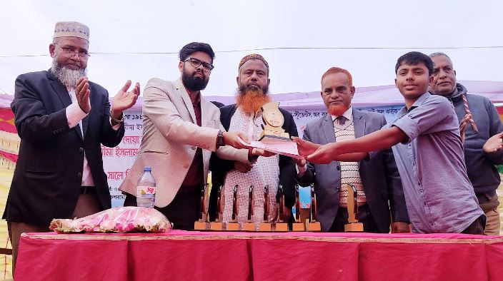 পাংশায় শিক্ষার্থীদের শিক্ষাবৃত্তি ও ক্রেস্ট প্রদান
