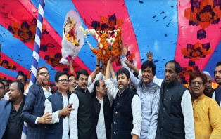 নিক্সন চৌধুরীকে ফুলের নৌকা উপহার দিলেন শায়েদীদ গামাল লিপু 