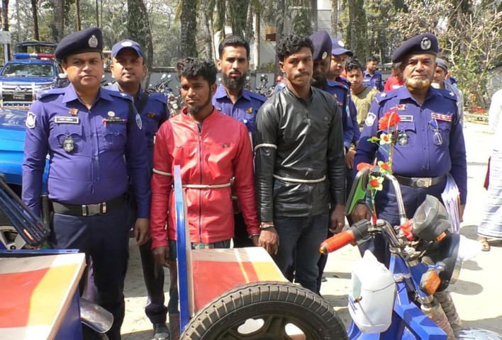 যাত্রীবেশে চালককে হত্যা করে অটোরিকশা ছিনতাই, গ্রেফতার ২