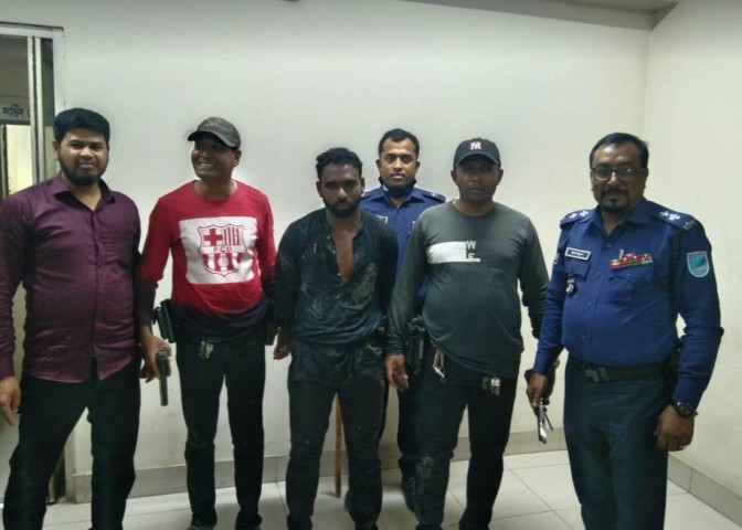 সিদ্ধিরগঞ্জে ১০টি মামলার আসামি ও দুর্ধর্ষ  ডাকাত গ্রেফতার 