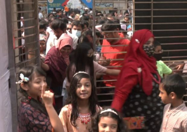 বোমা হামলার আতঙ্ক উপেক্ষা করে বইমেলায় পাঠকের ভিড়