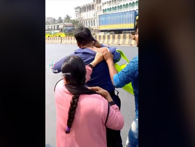 ট্রাফিক পুলিশের উপর হামলা, ভিডিও ভাইরাল গ্রেপ্তার ১ 