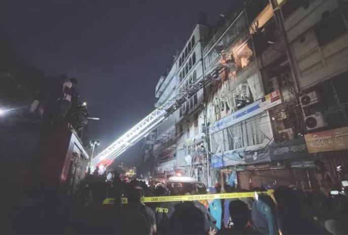 গুলিস্তানে বিস্ফোরণ : লাশের সারি বাড়ছেই