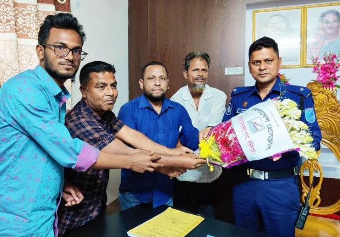 চরভদ্রাসন থানার নবাগত ওসিকে ফুলেল শুভেচ্ছা 