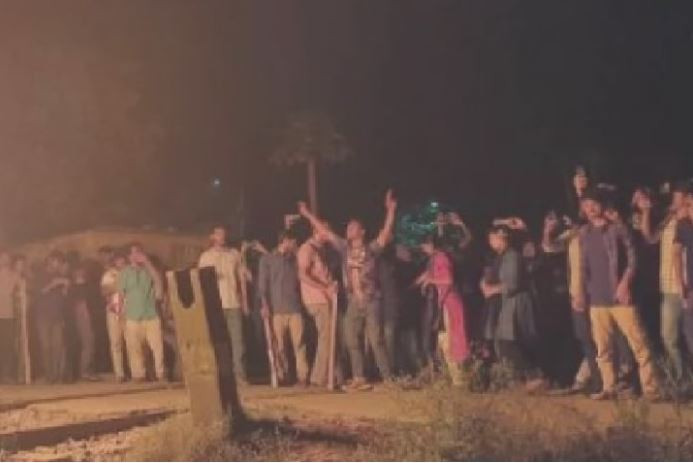 রেললাইনে রাবি শিক্ষার্থীদের আগুন, ট্রেন চলাচল বন্ধ