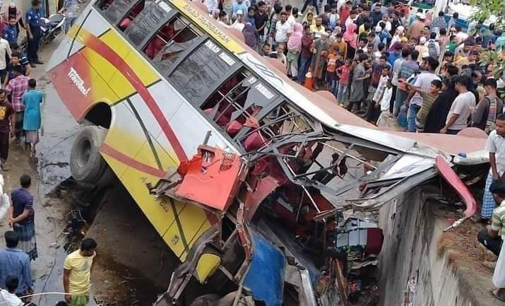 পদ্মাসেতুর এক্সপ্রেসওয়ে থেকে বাস খাদে, নিহত ২০