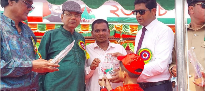 সদরপুর প্রেসক্লাব মহান স্বাধীনতা সম্মাননা স্মারকে ভূষিত