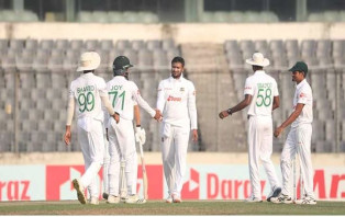 ইনিংস জয়ের স্বপ্ন, ১৩ রানে ৪ উইকেট নেই আয়ারল্যান্ডের