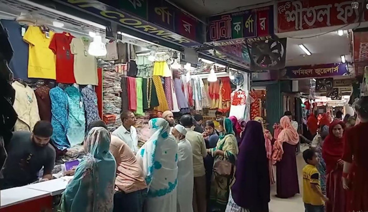 ঈদ সামনে রেখে গাইবান্ধায় বিপনী ক্রেতাদের ভিড় 