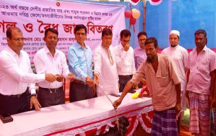 সালথায় দরিদ্র জেলেদের মাঝে ছাগল ও বৈধ জাল বিতরণ 