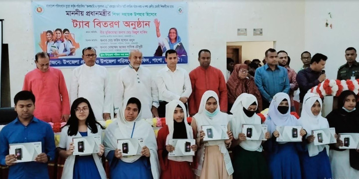 পাংশায় ২২২ জন মেধাবী শিক্ষার্থীকে ট্যাব প্রদান