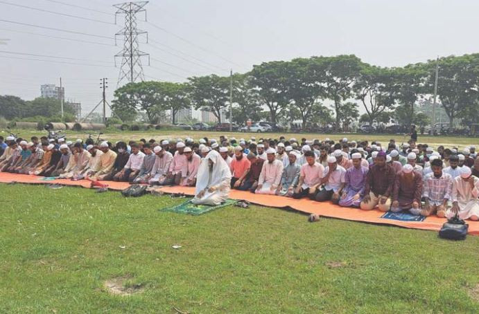 রাজধানীতে তীব্র গরমে বৃষ্টির জন্য বিশেষ নামাজ আদায়