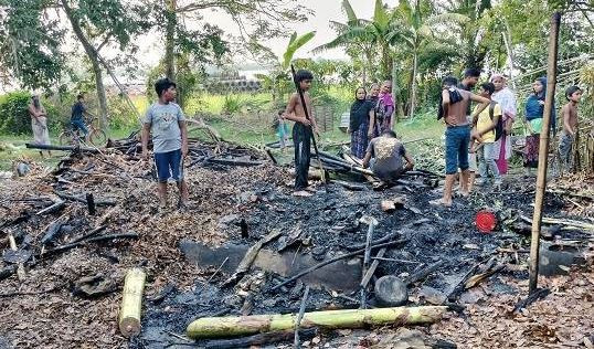 চরভদ্রাসনে বসত বাড়িতে অগ্নিকাণ্ড, ৩টি ঘর ভস্মিভূত