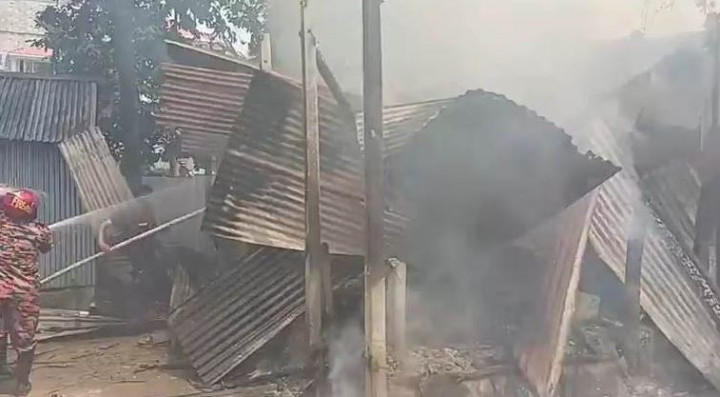 চরভদ্রাসনে প্রবাসীর বাড়িতে অগ্নিকান্ড, তিনটি ঘর  পুড়ে ছাই 