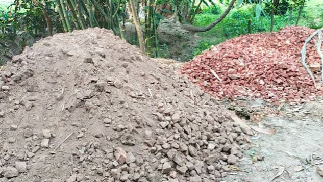 পাংশায় সড়কে নিম্নমানের সামগ্রী ব্যবহারের অভিযোগ