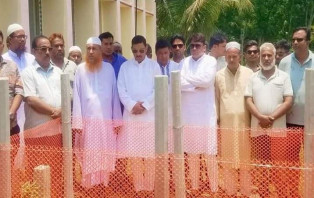মাওলানা জহুরুল হক এর কবর জিয়ারত করলেন এমপি লাবু চৌধুরী