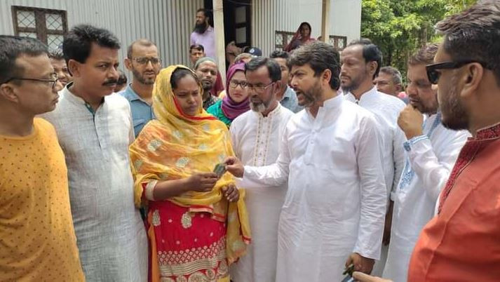চরভদ্রাসনে অগ্নিকাণ্ডে ক্ষতিগ্রস্তদের নিক্সন চৌধুরীর সহায়তা প্রদান