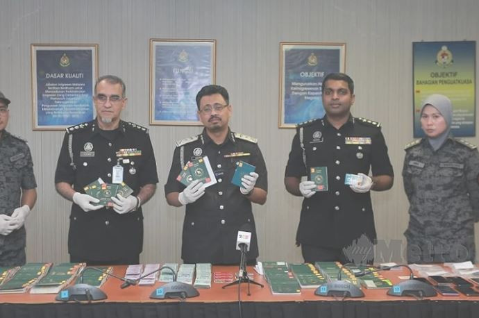 মালয়েশিয়ায় প্রতারণার অভিযোগে ৩ বাংলাদেশি আটক