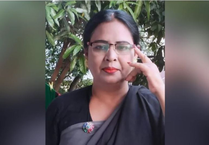 প্রধান শিক্ষককে স্যান্ডেল দিয়ে পেটালেন কৃষকলীগ নেত্রী