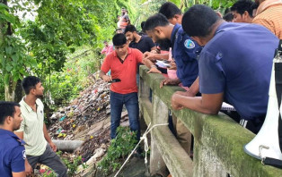 নদীর পাড়ে ঝুলন্ত লাশ, গেঞ্জিতে লেখা মৃত্যুর কারণ!