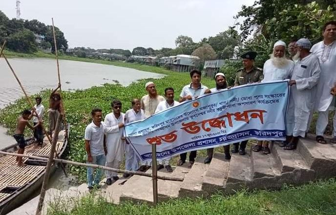 চরভদ্রাসনে কচুরিপানা অপসারণ অভিযান কর্মসূচির উদ্বোধন 