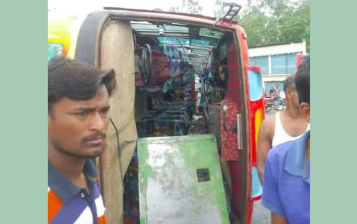 বগুড়ায় যাত্রীবাহী বাস উল্টে দুইজনের মৃত্যু
