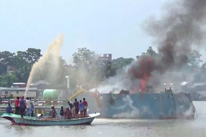 সুগন্ধায় তেলবাহী জাহাজে আগুনের পর বিস্ফোরণ
