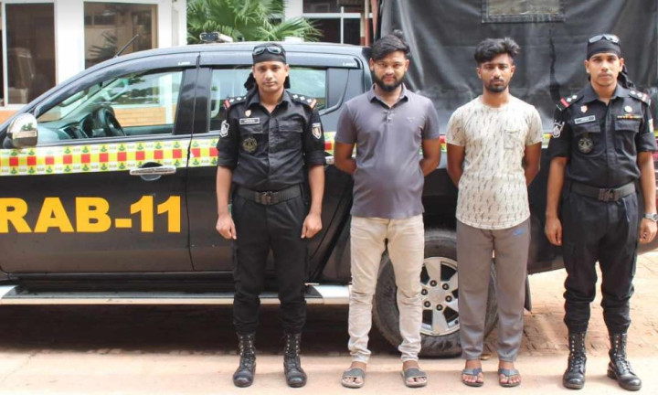 মুরগীর ফার্মে মিলল ১১০০ বোতল ফেনসিডিল, গ্রেপ্তার ২ 