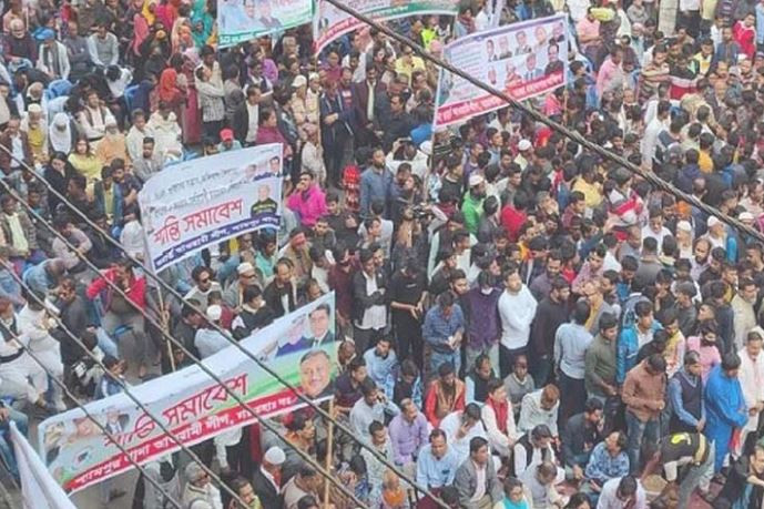 মিছিল নিয়ে শান্তি সমাবেশে যোগ দিচ্ছেন আওয়ামী লীগের নেতাকর্মীরা
