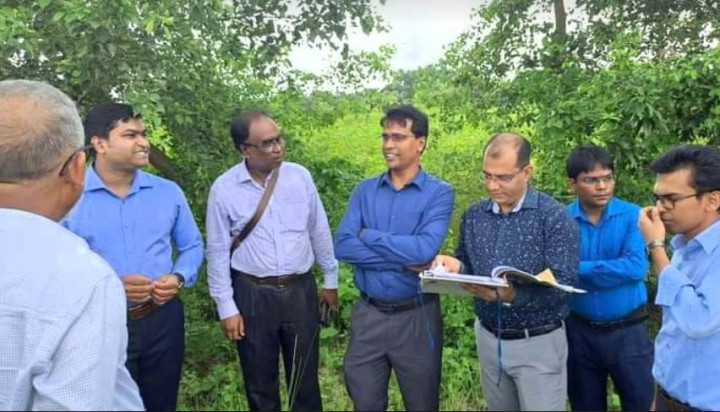 সালথায় মিনি স্টেউিয়ামের জন্য প্রস্তাবিত ভূমির যাচাই করেন এডিসি