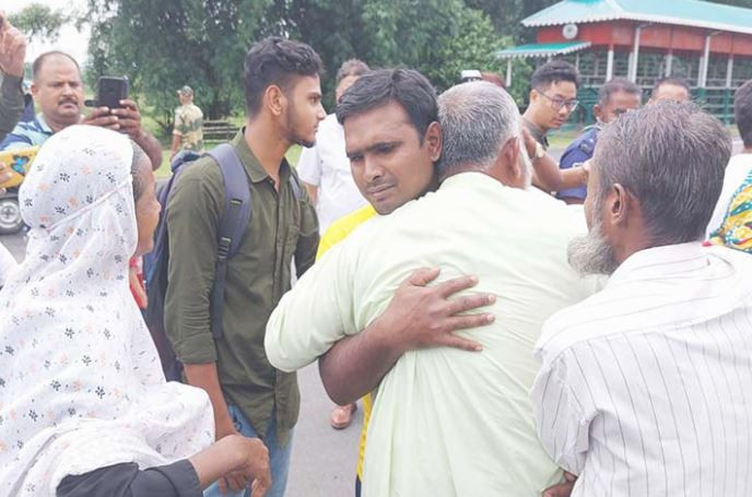 ২১ বছর পর ভারত থেকে মায়ের কোলে মতিউর