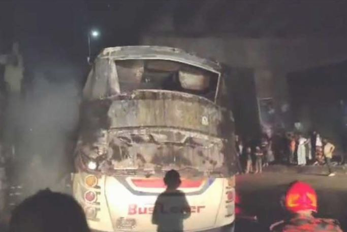 রাজধানীর উত্তরায় বাসে আগুন