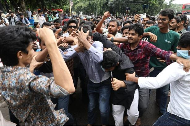 ঢাবিতে নুরদের ওপর ছাত্রলীগের হামলা